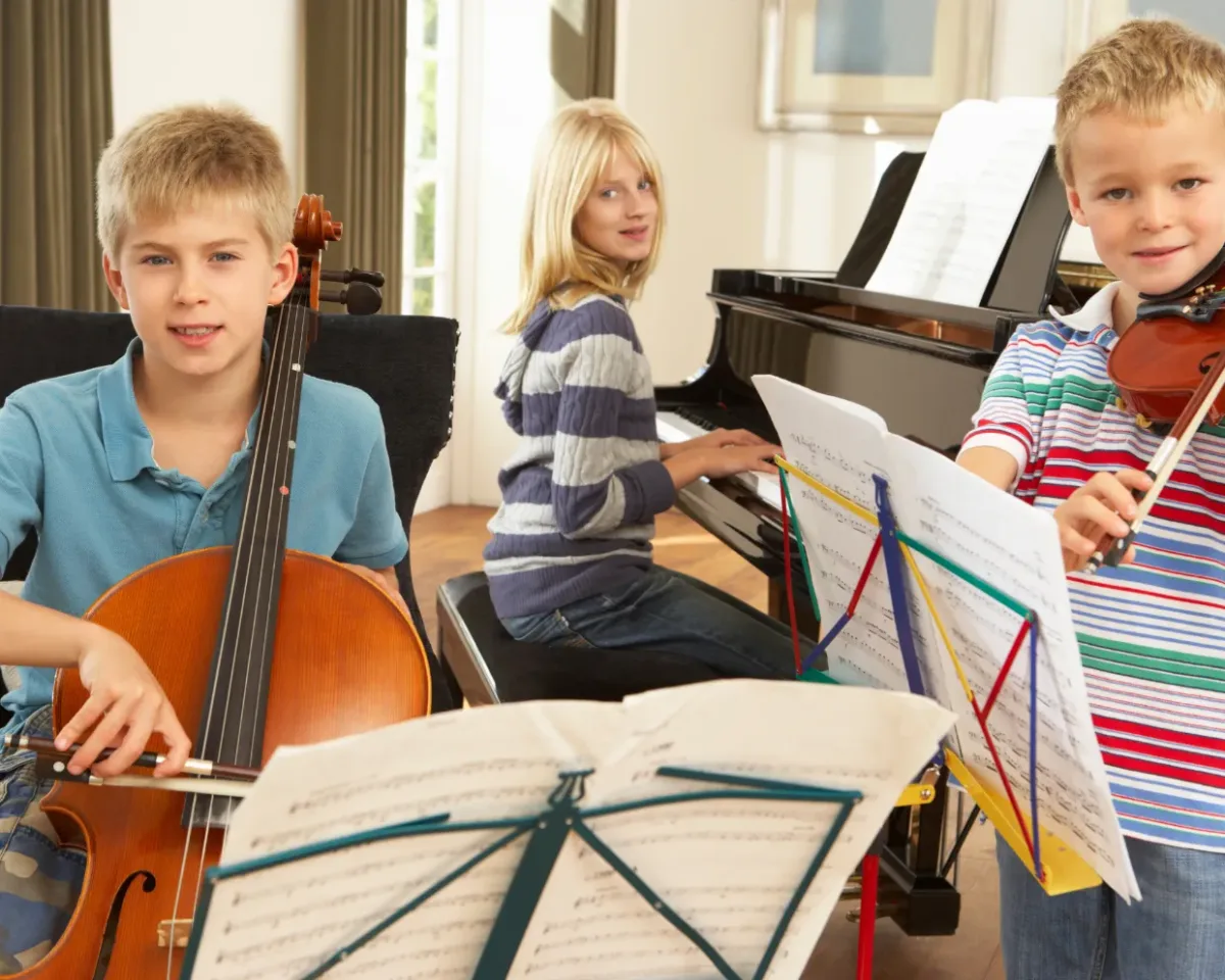 Family playing music together in evening – perhaps gathered around a piano or strumming guitars, with a warm, inviting atmosphere Family playing music together in evening, Structuring Homeschool Music Lessons